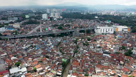 Acercándose-Al-Puente-Atirantado-Pasupati-En-Bandung,-Java-Occidental,-Indonesia,-Con-Tráfico-De-Vehículos-Durante-El-Día,-Toma-Aérea-Cercana