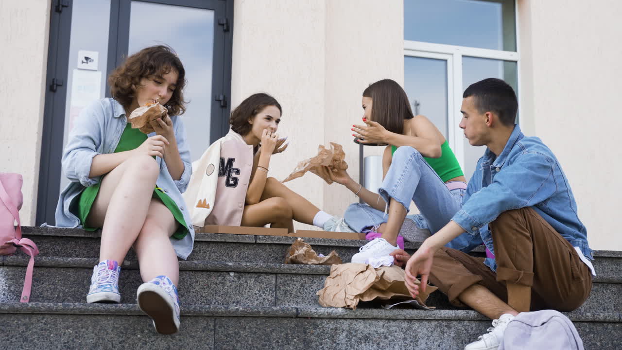 друзья обедают на свежем воздухе