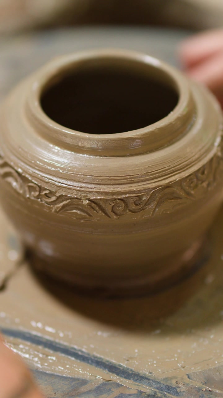 Primo piano di argilla bagnata modellata in un vaso decorativo a Nonthaburi, Thailandia.