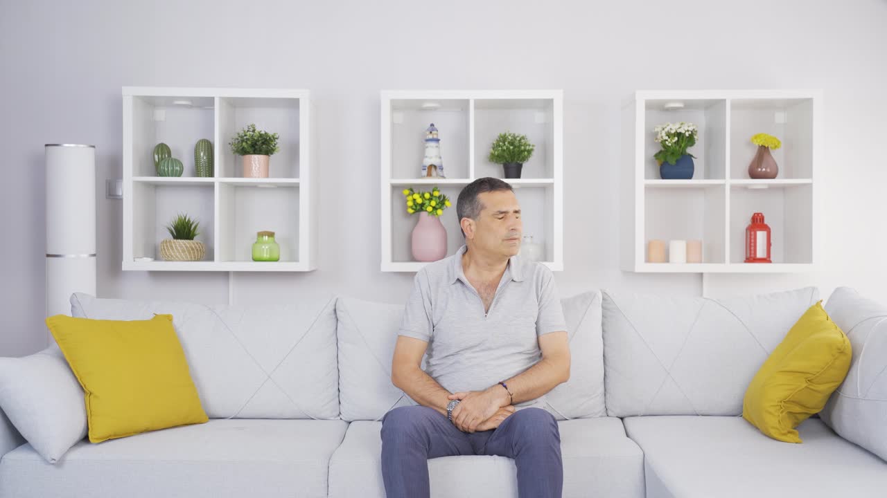 집에서 누군가를 기다리는 준비된  ⁇ 은이.