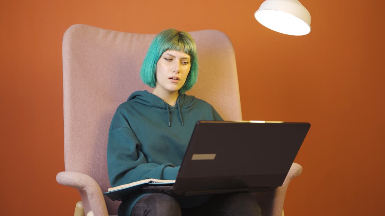 노트북을 보는 젊은 여성은 사려 깊습니다.