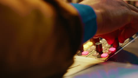 experto en grabación de audio y edición de pistas con consola de mezcla