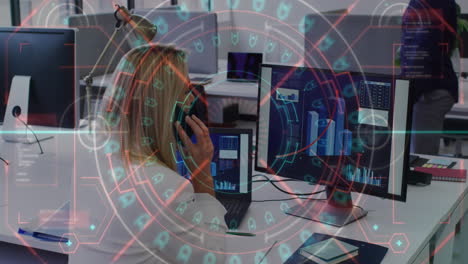 animación del procesamiento de datos sobre una mujer de negocios caucásica que trabaja en la oficina