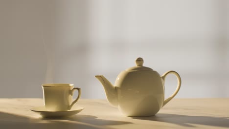 fotografía de estudio de hacer una taza de té británica tradicional usando una tetera 3