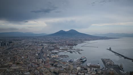 gran hiperlapso aéreo alejándose del monte vesubio en nápoles, italia