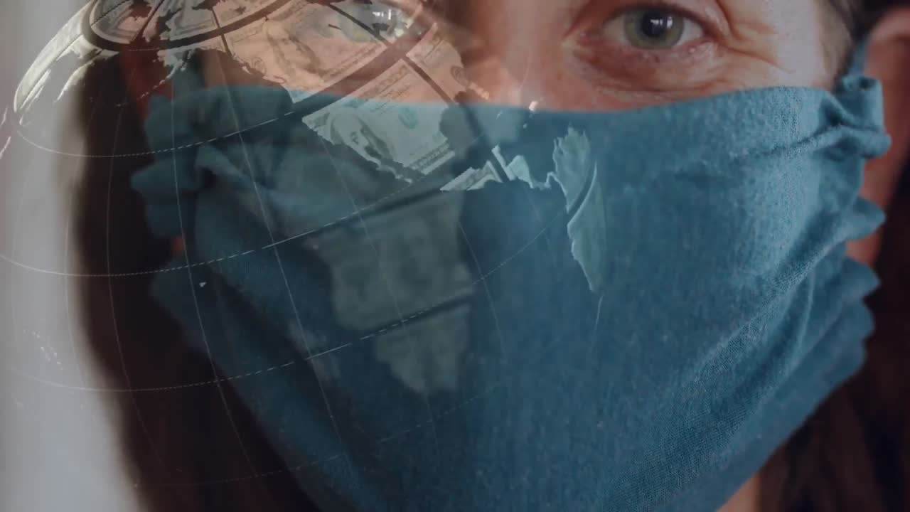 video compuesto digital de un globo hecho de billetes de dólares estadounidenses contra una mujer que usa una máscara facial