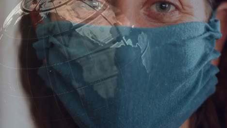 video compuesto digital de un globo hecho de billetes de dólares estadounidenses contra una mujer que usa una máscara facial