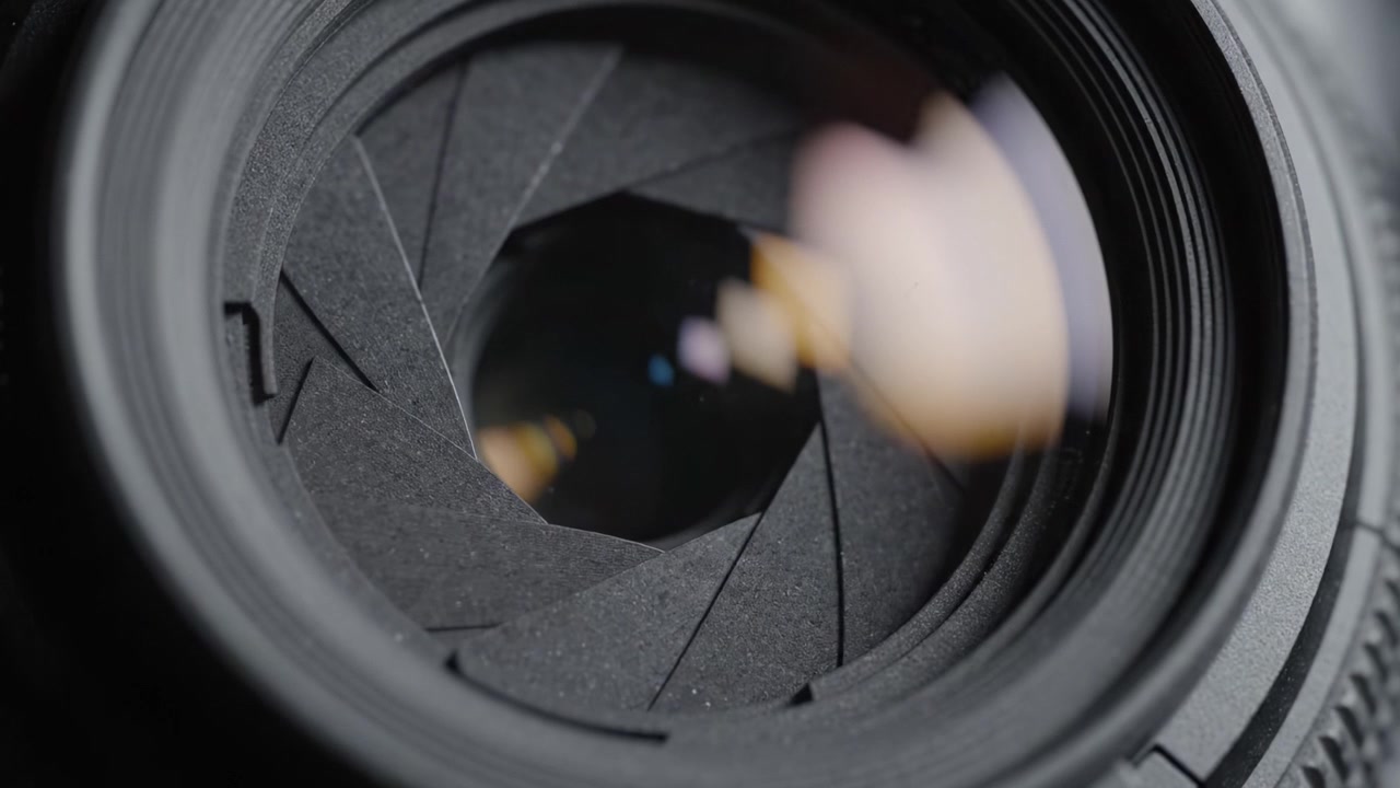 Vista de Cerca de un Objetivo de Cámara: Explorando el Intrincado Diseño y la Mecánica Óptica Dentro de un Objetivo Fotográfico de Alta Calidad para Imágenes Impresionantes.