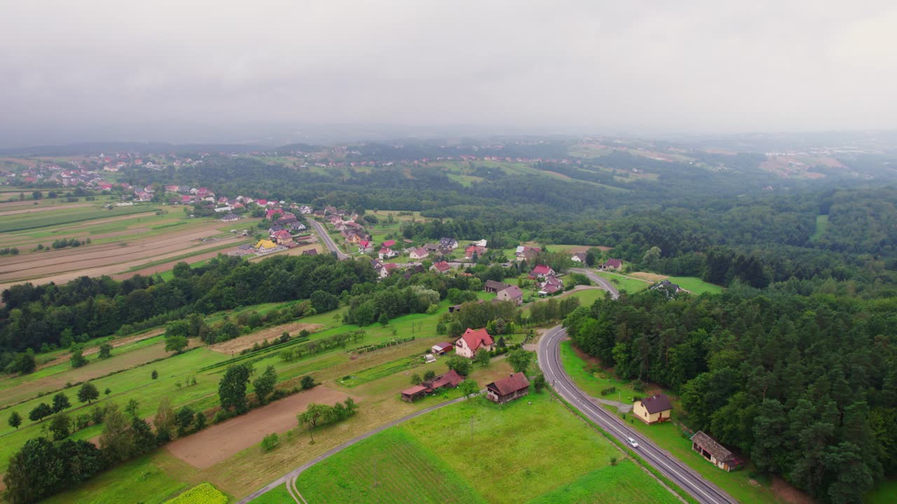산 사이 마을의 드론 시차 영상