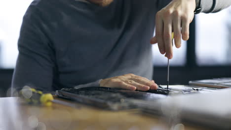 hardware, mantenimiento y manos del hombre en la oficina