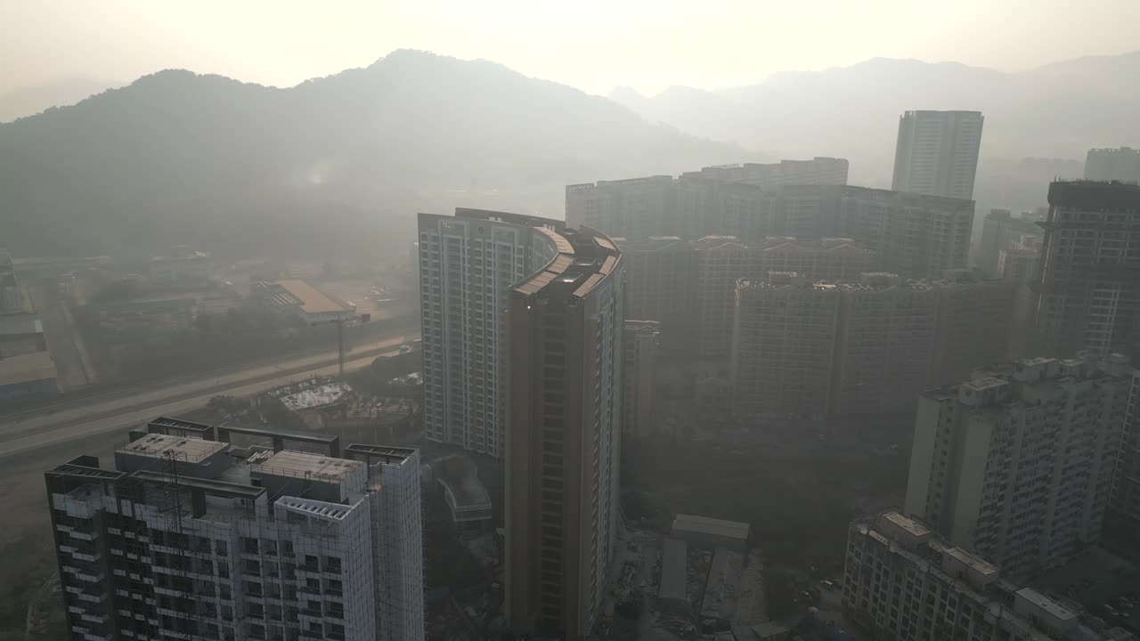 Vista aérea em movimento da Estrada Kashimira Mira, cidade de Thane, no início da manhã em Mumbai, com névoa matinal e raios de sol de inverno