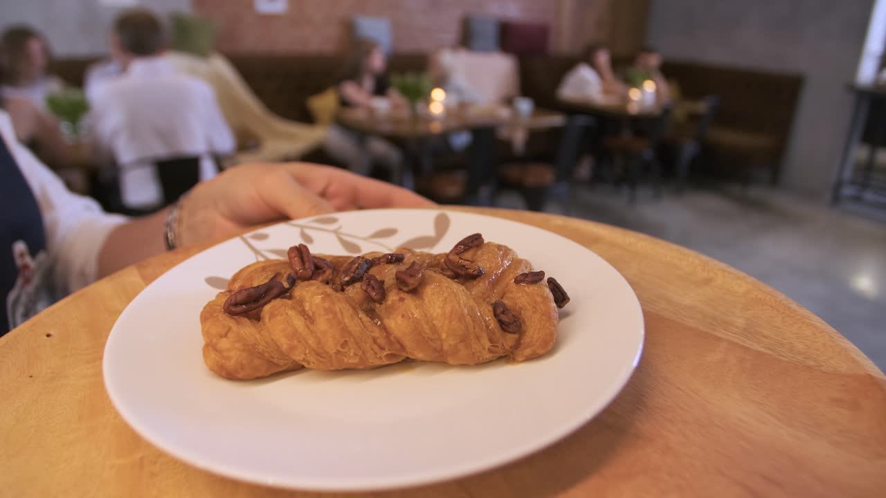 sirviendo delicioso pastel de nueces en una cafetería