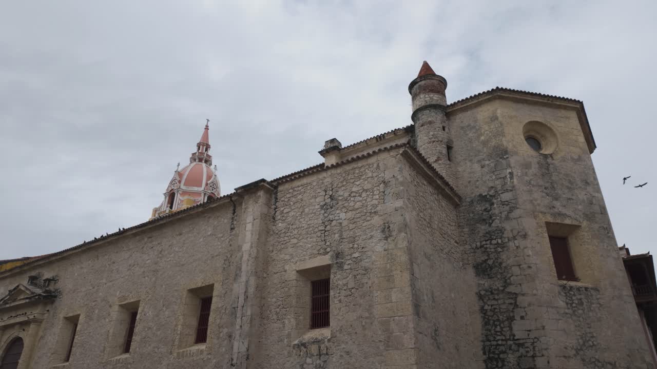 fotografía lenta de la hermosa catedral de santa catalina de alejandría, en cartagena