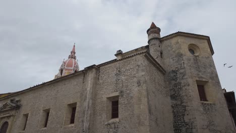 Langsame-Schwenkaufnahme-Der-Wunderschönen-Kathedrale-Der-Heiligen-Katharina-Von-Alexandria,-Cartagena