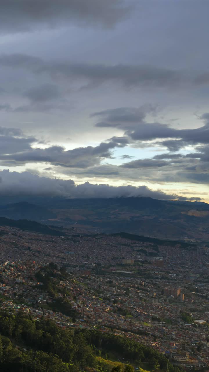 Time-lapse verticale di un punto panoramico di Bogotà, Colombia, Sud America