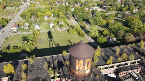 Alte-Packard-anlage-Mit-Rustikalem-Wasser-In-Detroit,-Luftbahnansicht