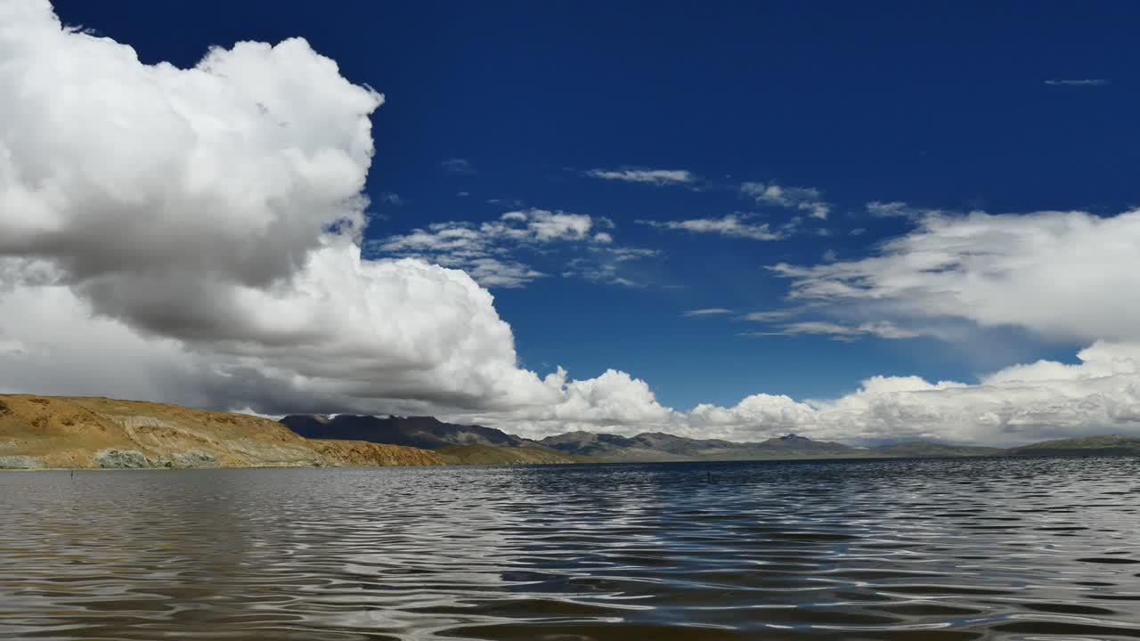 el lago de montaña manasarovar el himalayas el tibet
