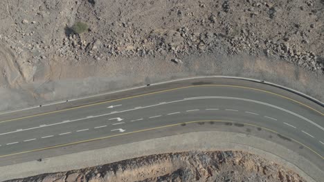 drone alejar la toma de una carretera en un desierto