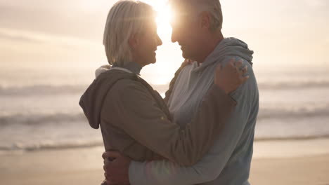 bailando, playa y pareja de último año con amor