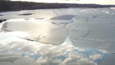 Vista-Aérea-Del-Hielo-Derretido-En-La-Laguna-Y-El-Reflejo-Del-Cielo