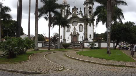 fachada de la histórica iglesia católica de sao francisco de assis, en sao joao del rei, mg, brasil