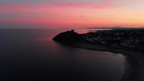 Criccieth-Tiefrosa-Sonnenuntergang-über-Dem-Schloss-Aus-Dem-11.-Jahrhundert---Perle-Von-Wales-An-Den-Ufern-Von-Snowdonia---Luftdrohne-Mit-Blick-Nach-Norden-In-Richtung-Cardigan-Bay,-Gwynedd,-Nordwales---4k-23