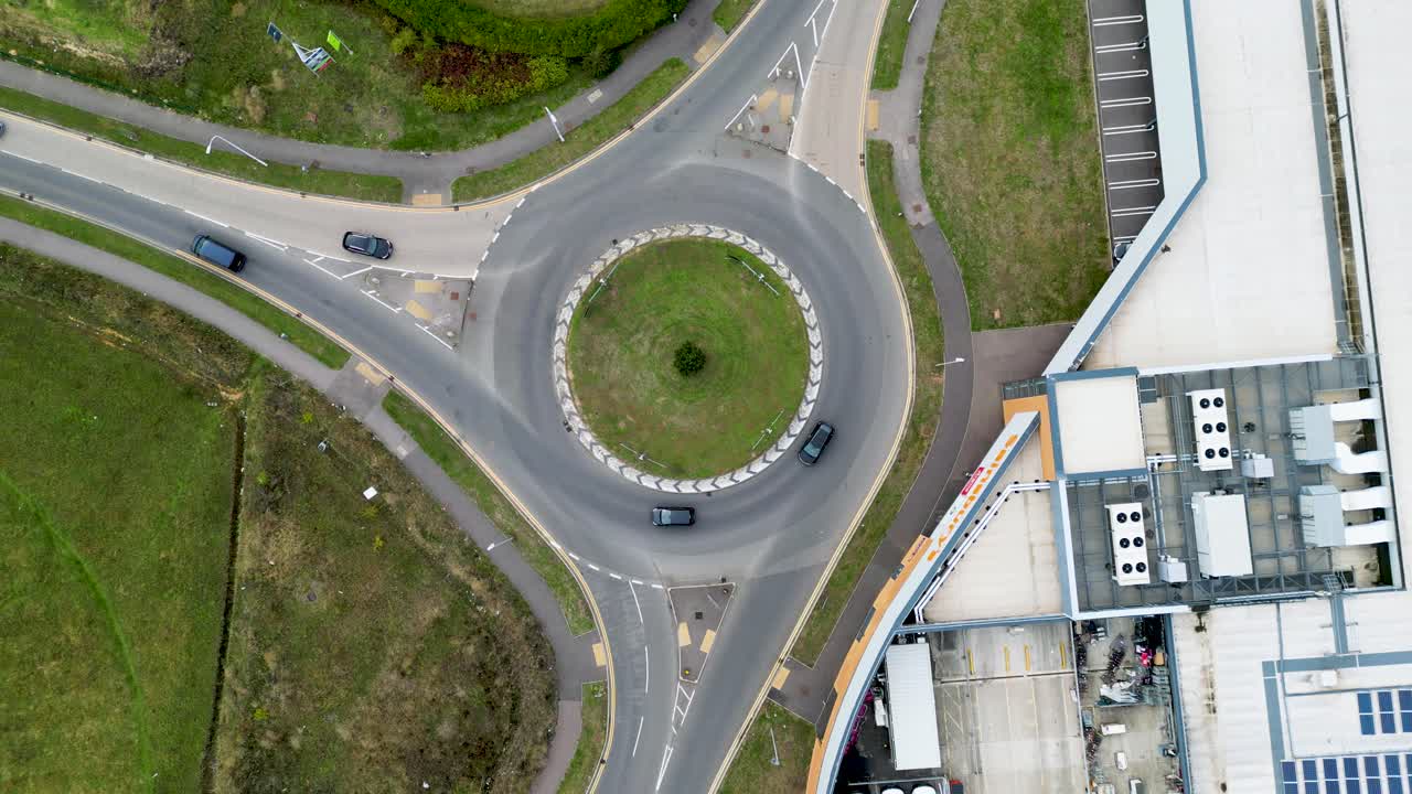 una foto de un dron que muestra cómo usar una rotonda
