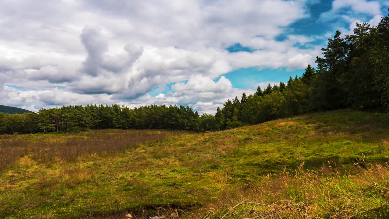 timelapse con movimiento que muestra nubes pasando por un campo en las montañas de noruega