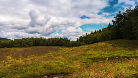 Zeitraffer-Mit-Bewegung,-Die-Wolken-Zeigt,-Die-über-Ein-Feld-In-Den-Bergen-Von-Norwegen-Ziehen