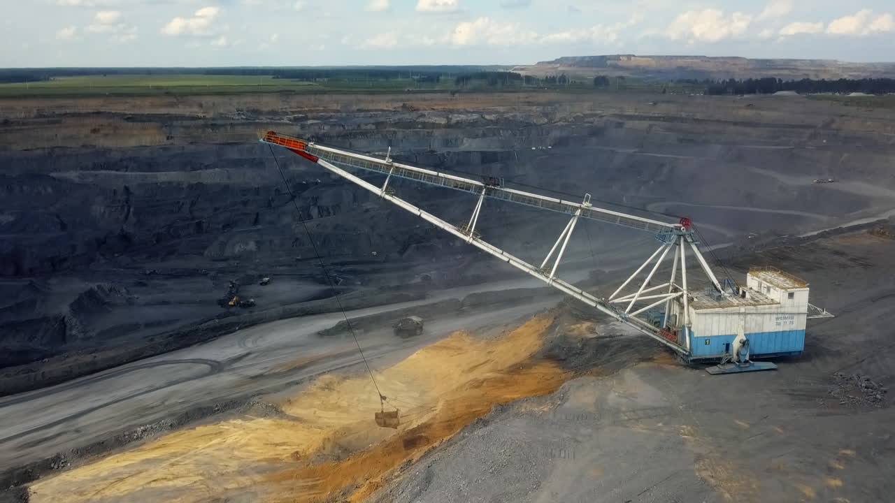 버  발굴기와 함께 열린 광산 석탄 광산