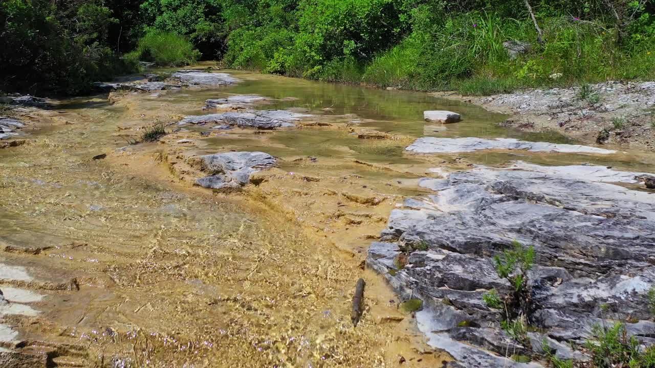 toma aérea de agua de arroyos encantadores cayendo por el acantilado, eslovenia
