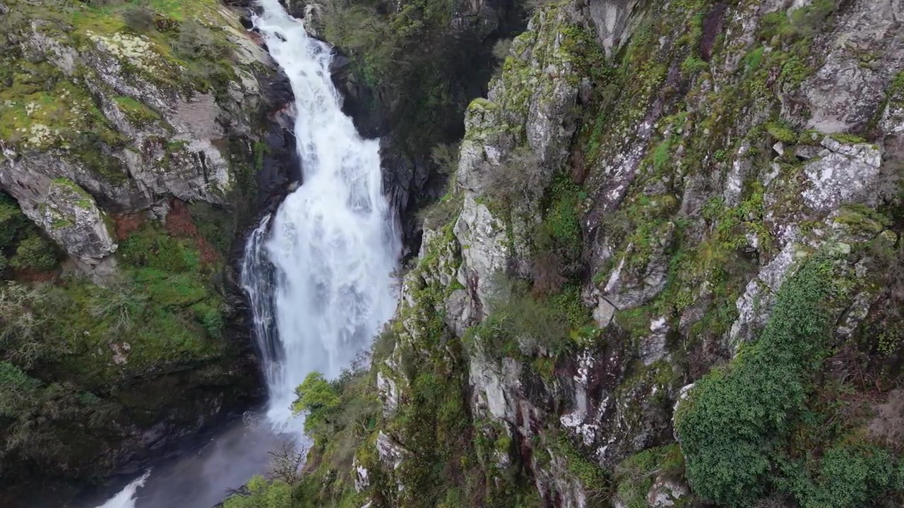 Útesy a vodopád Toxa v Quintás, Silleda, Španělsko – Záběr dronem.
