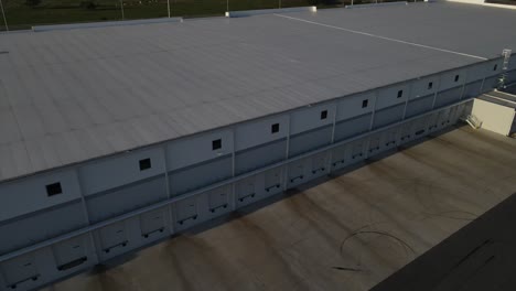vista aérea de un gran almacén de nueva construcción en florida