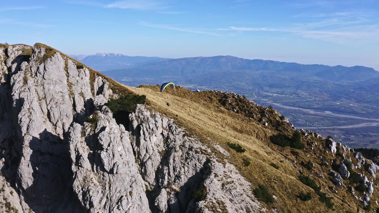 salida del colorido parapente desde el monte pizzocco, deporte de aventura aéreo