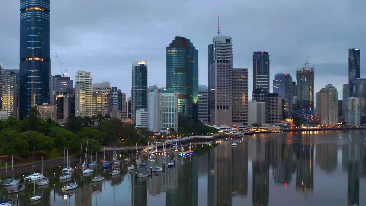 Luftfoto med zoom ind af Brisbane City CBD og fortøjede både tidlig morgen, QLD Australien