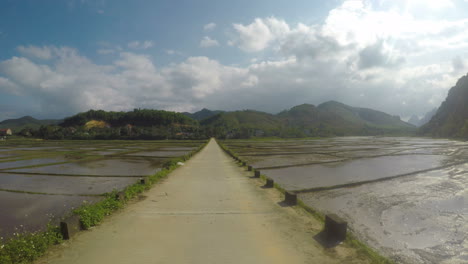 vietnam carretera de hormigón entre empanadas de arroz contra el cielo azul, gopro 4k