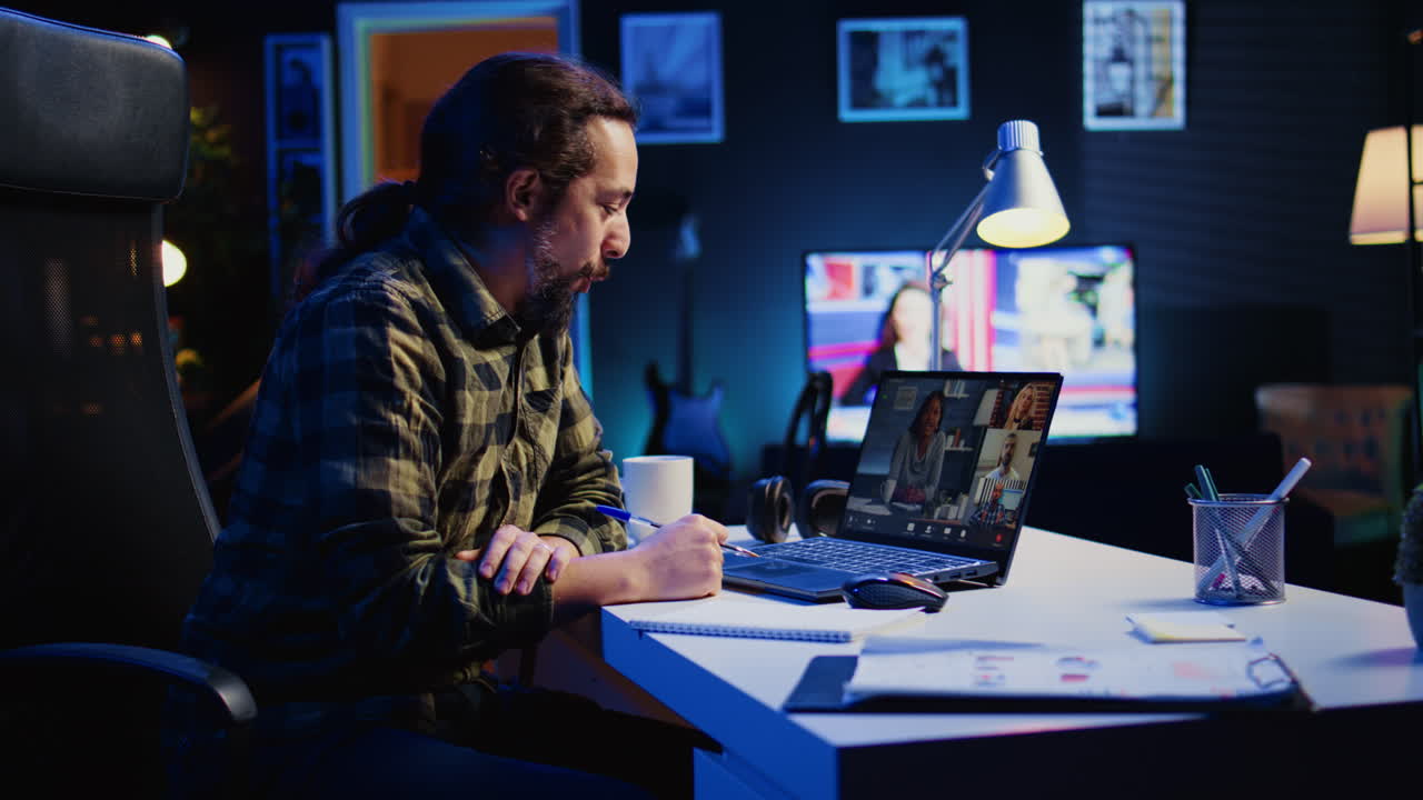 원격 노동자가 비디오 통화 비즈니스 회의에서 이사회와 대화합니다.