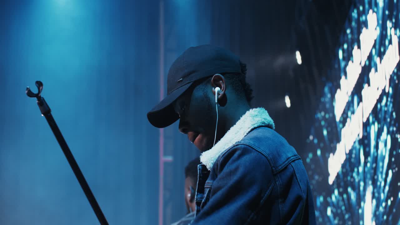 hombre actuando en el escenario por la noche