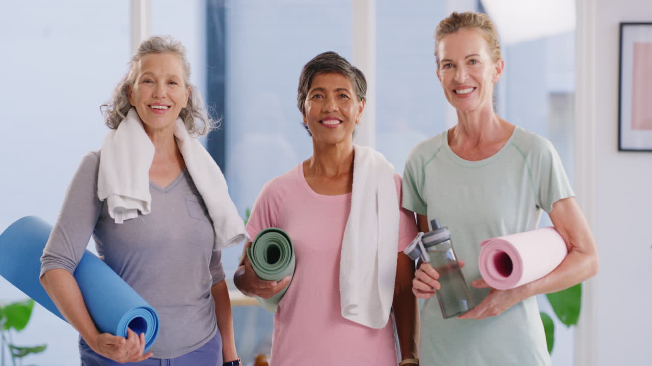 Gruppe älterer Yoga-Frauen mit Yogamatten