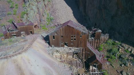 vista de drones de un edificio abandonado en las montañas de colorado