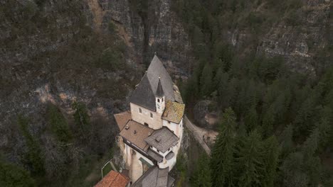 vista inclinada hacia arriba sobre el santuario de san romedio, predia en el norte de italia