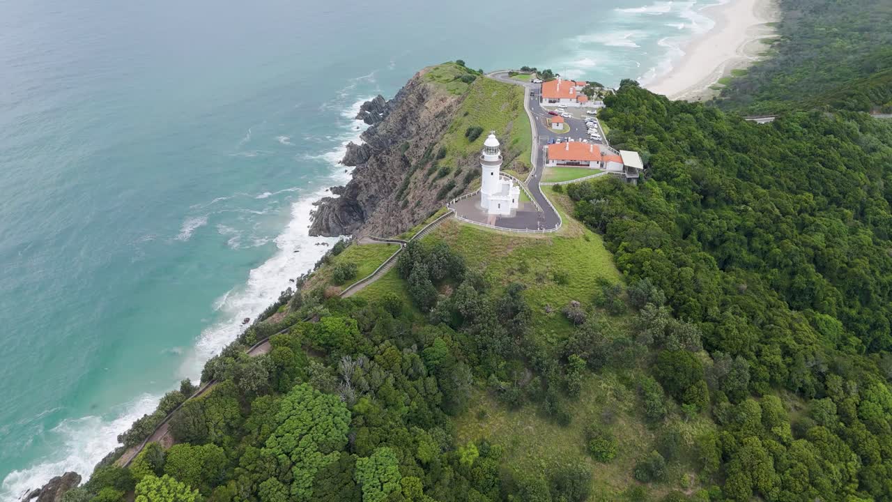 드론은 경치 좋은 등대와 해안 경치를 포착합니다.