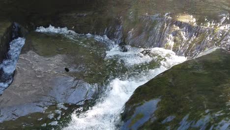 este es un video en cámara lenta del agua que fluye a través de stone creek en flower mount texas