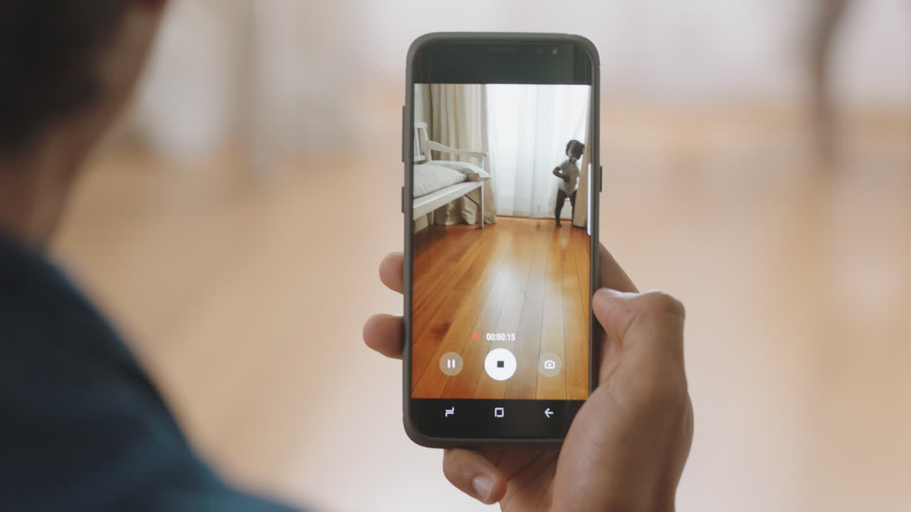 padre feliz tomando una grabación de video del bebé usando un teléfono inteligente padre orgulloso fotografiando a un bebé lindo caminando compartiendo el estilo de vida de la paternidad en las redes sociales