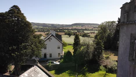 Antenne-Vorbei-An-Dach-Und-Uhrturm-Der-Kirche-St.-Mary-Und-St.-Giles,-Buckerell-Devon-England-Dolly-Vorwärts