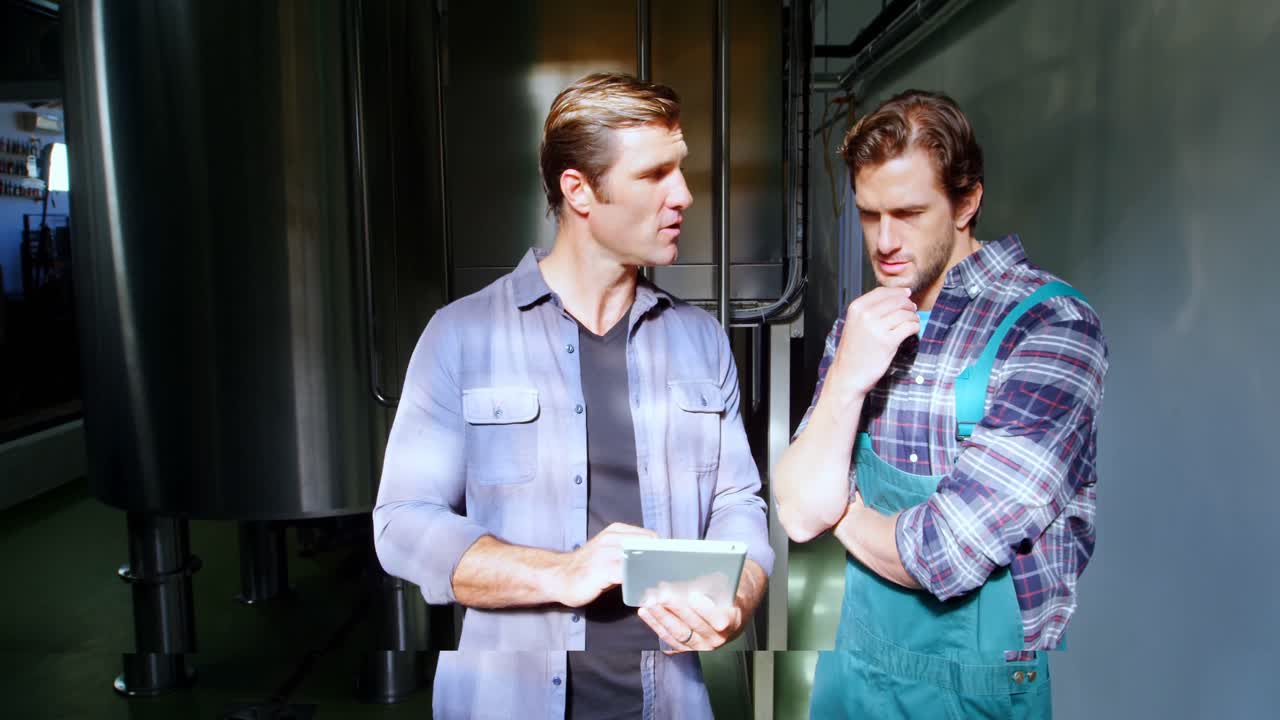 디지털 태블릿 4k를 통해 논의하는 두 명의 맥주 제조업체