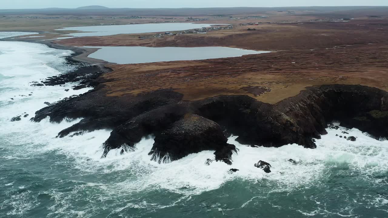 ヘブリディーズ諸島の西海岸、沿岸の崖の背後にある風景のドローンショット。