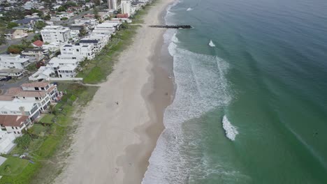 Olas-Oceánicas-Espumosas-En-La-Orilla-Arenosa-De-Palm-Beach-En-Gold-Coast,-Queensland,-Australia---Toma-Aérea-De-Drones