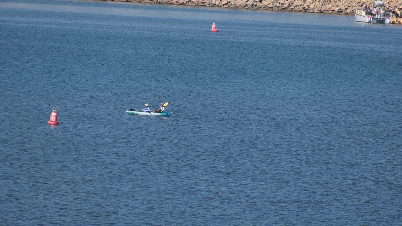 바다에서 카약을 타는 사람들