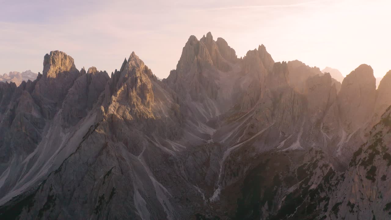 Gün Batımında İtalyan Dolomitleri'ndeki Cadini Grubu Dağ Zirvelerinden Uzaklaşan Drone